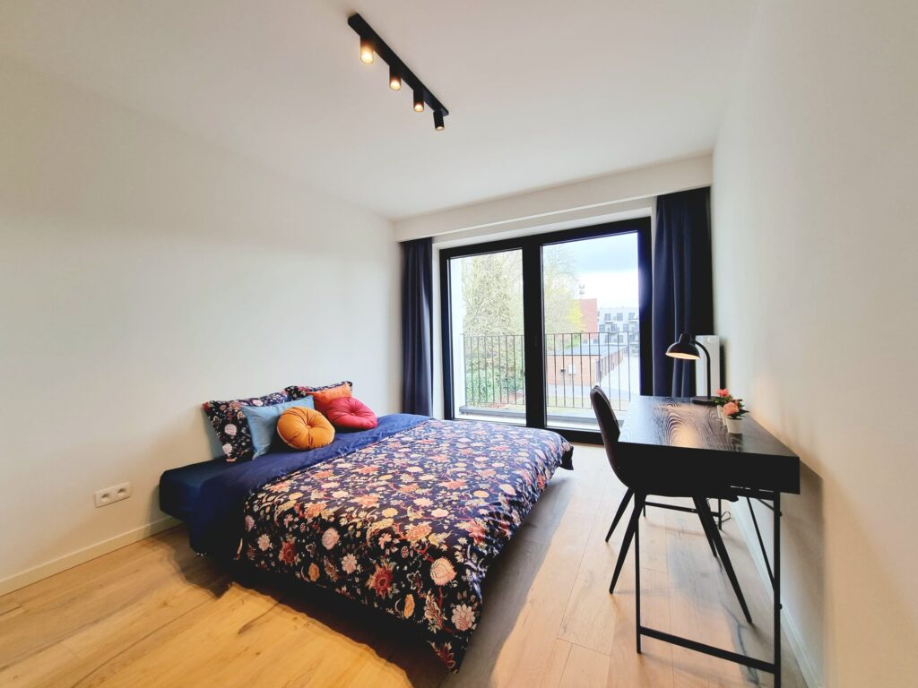 A0102 - slaapkamer 1 (met decoratie kussens) - achterkant gebouw foto 1