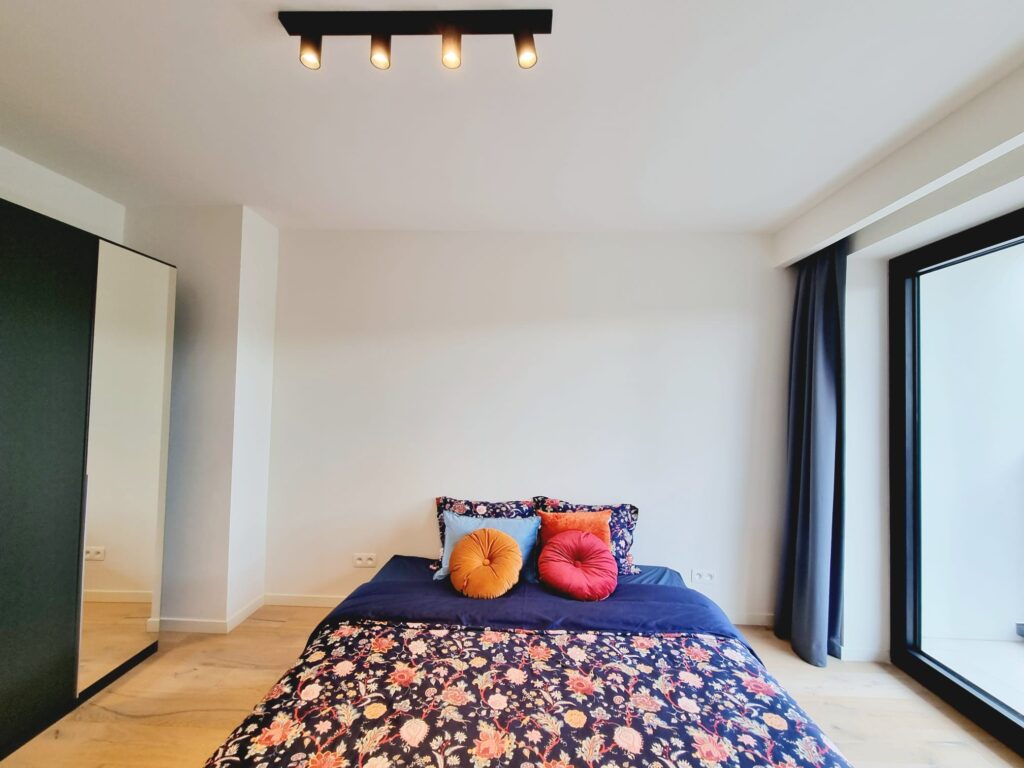 A0102 - slaapkamer 1 (met decoratie kussens) - achterkant gebouw foto 4