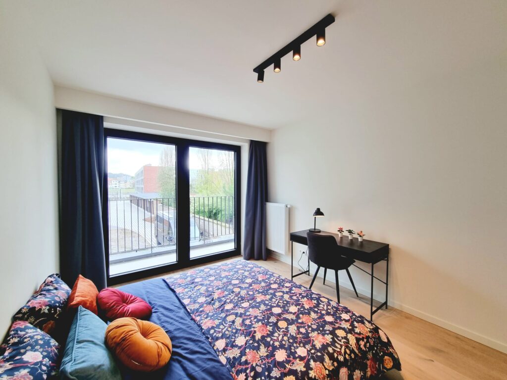 A0102 - slaapkamer 1 (met decoratie kussens) - achterkant gebouw foto 6