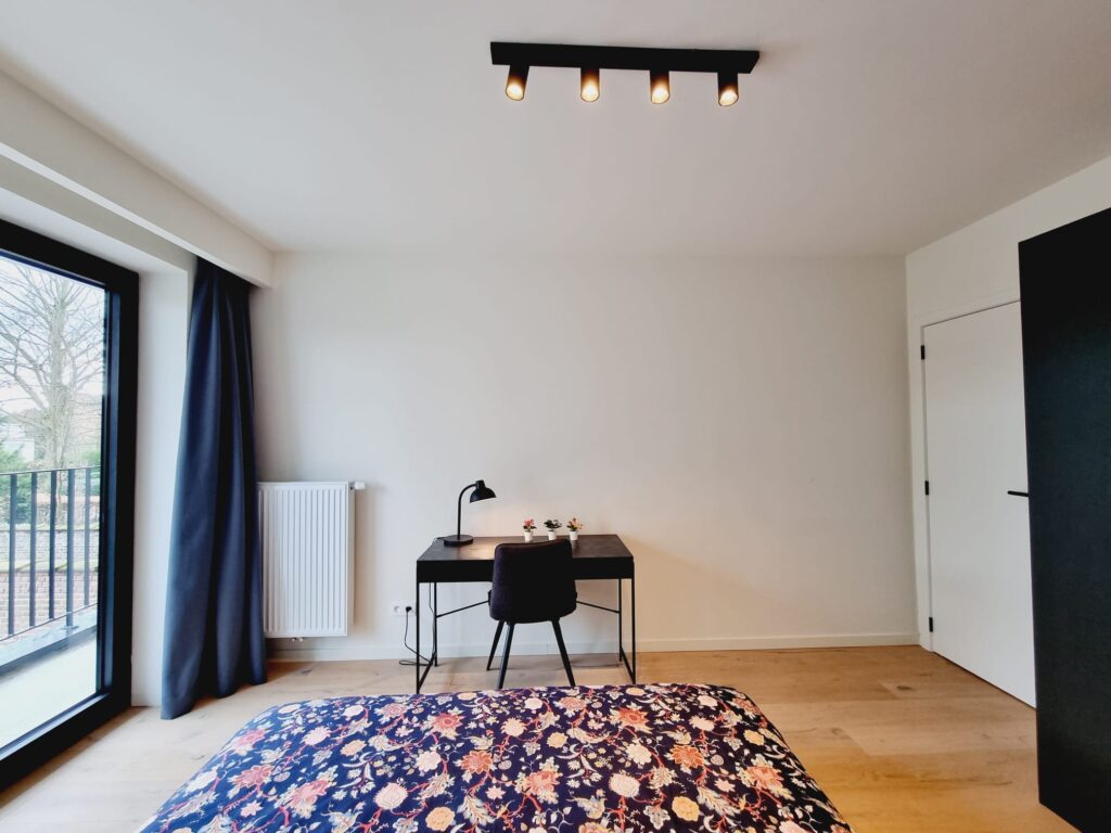 A0102 - slaapkamer 1 (met decoratie kussens) - achterkant gebouw foto 7