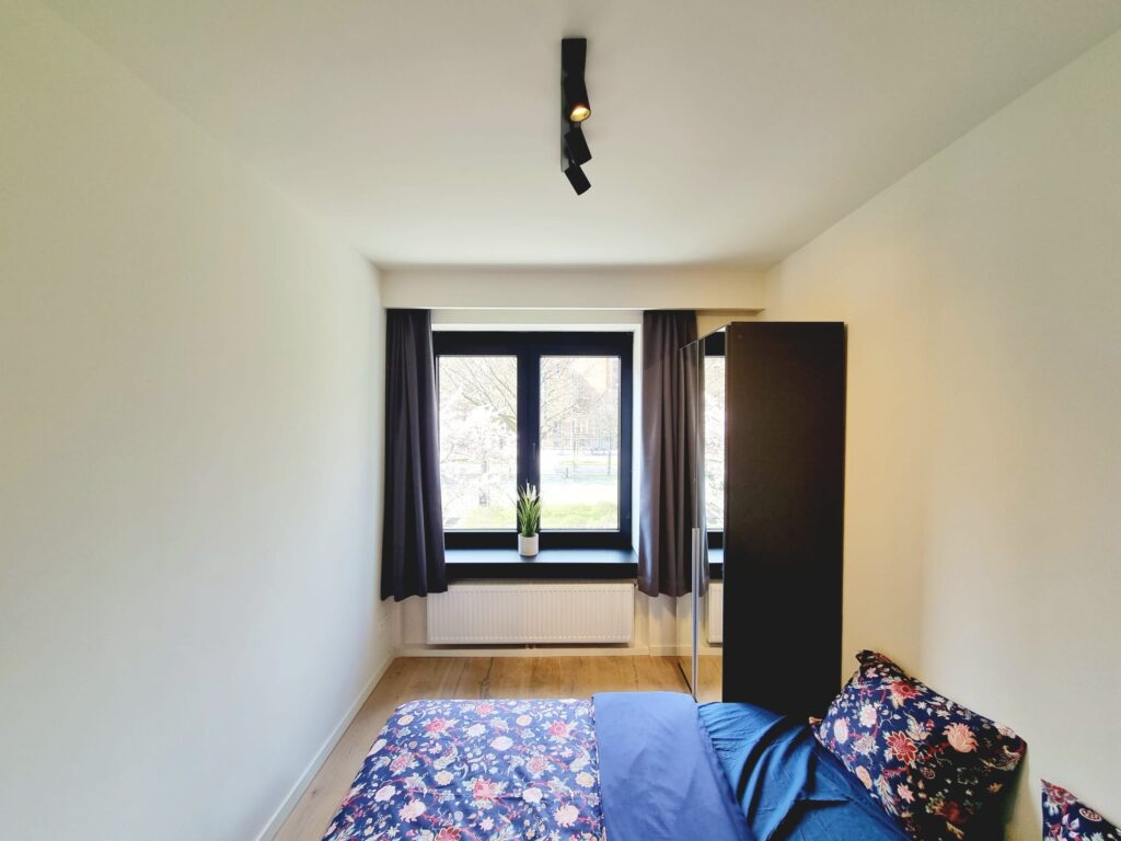 A0102 - slaapkamer 2 - voorkant gebouw foto 4