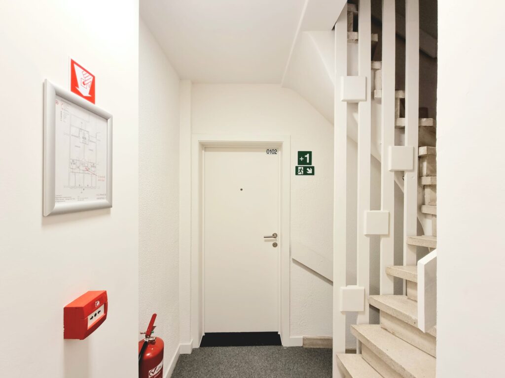 HC52-0102 - Gemeenschappelijke gang met voordeur - 1ste verdieping - foto 1