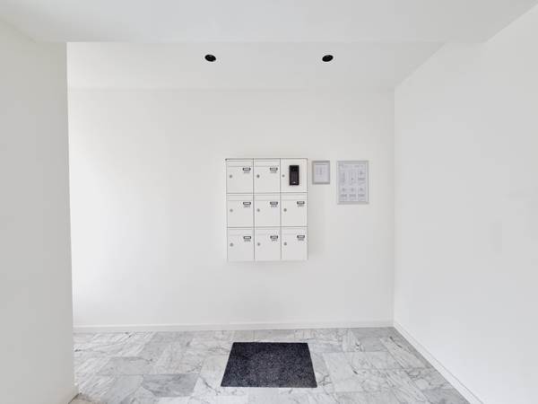 Inkomhal met brievenbussen foto 2